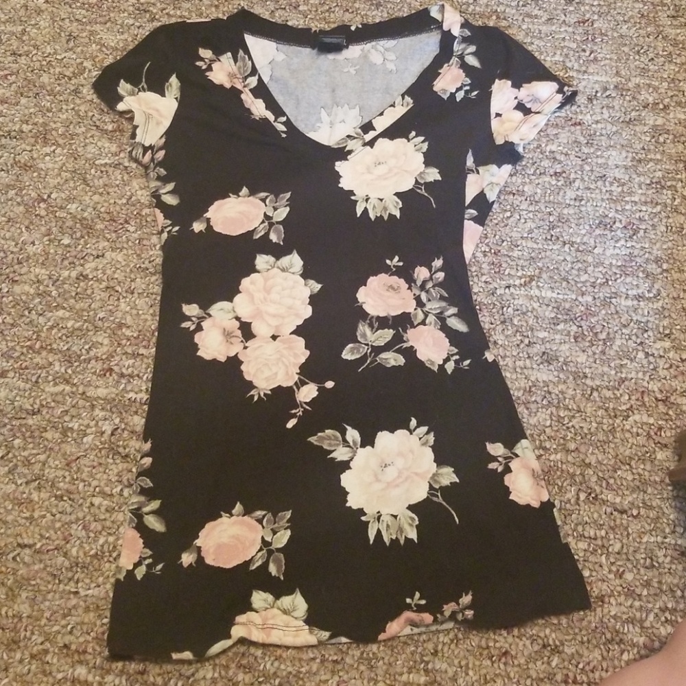 Wet seal v-neck t-shirt XS